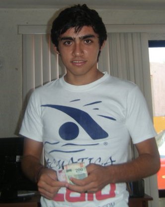 Alfonso Castro joven sosteniendo dinero